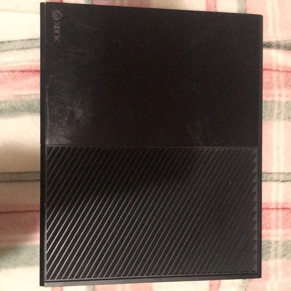 xbox one with controller  and 2 games